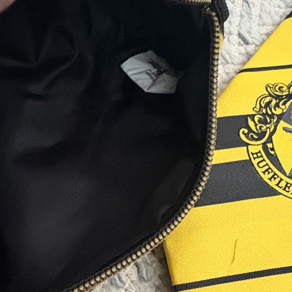 Hufflepuff - Picture 3 of 4